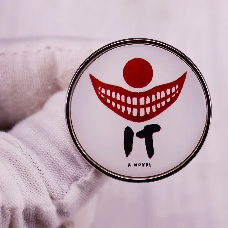 Stephen King Clown Face Brooch, Filme de terror clássico, Esmalte Pin, Emblema