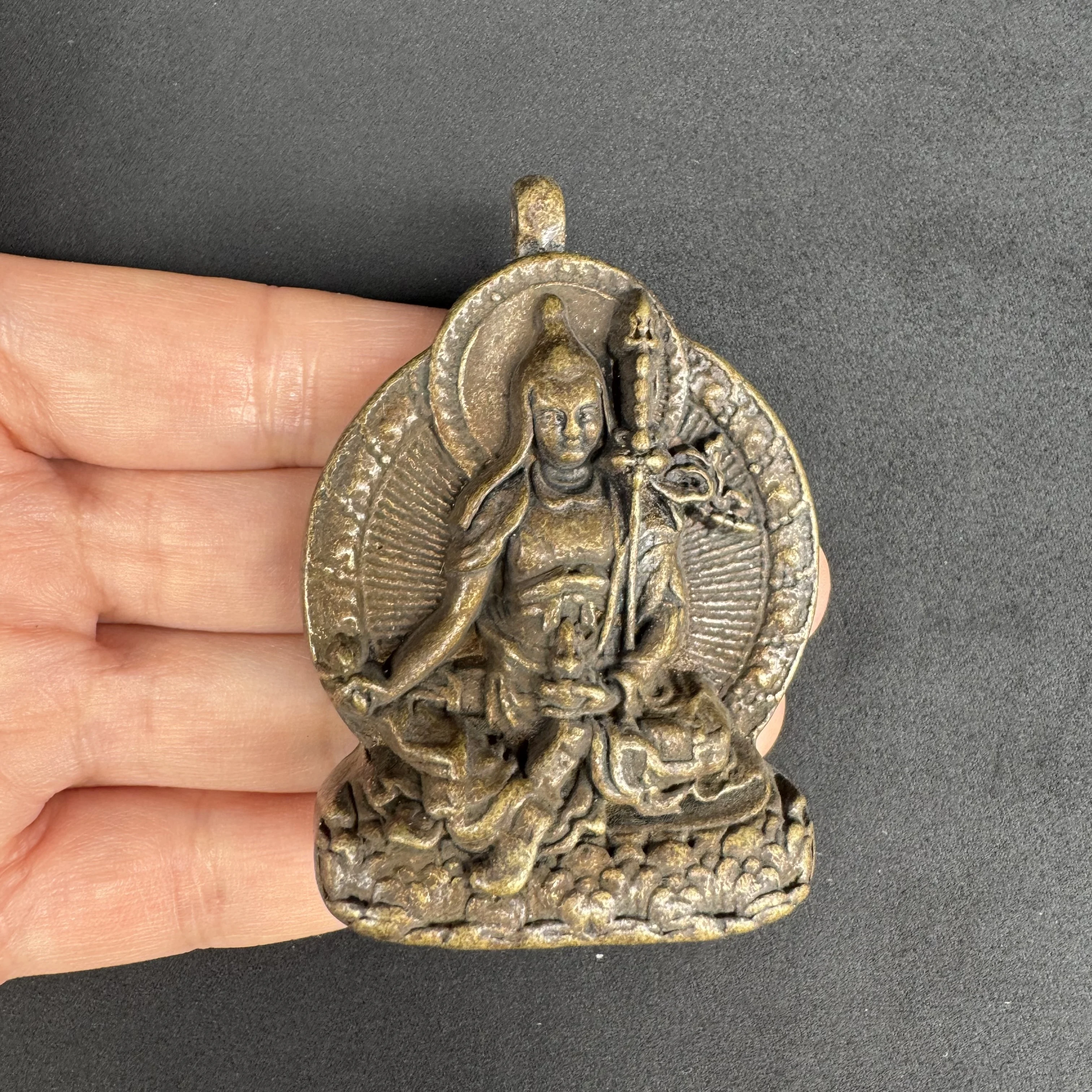 pingente-de-chaveiro-de-latao-tibetano-escultura-decorativa-mestre-padmasambhava-para-decoracao-de-casa-vitrine-de-artesanato-requintado