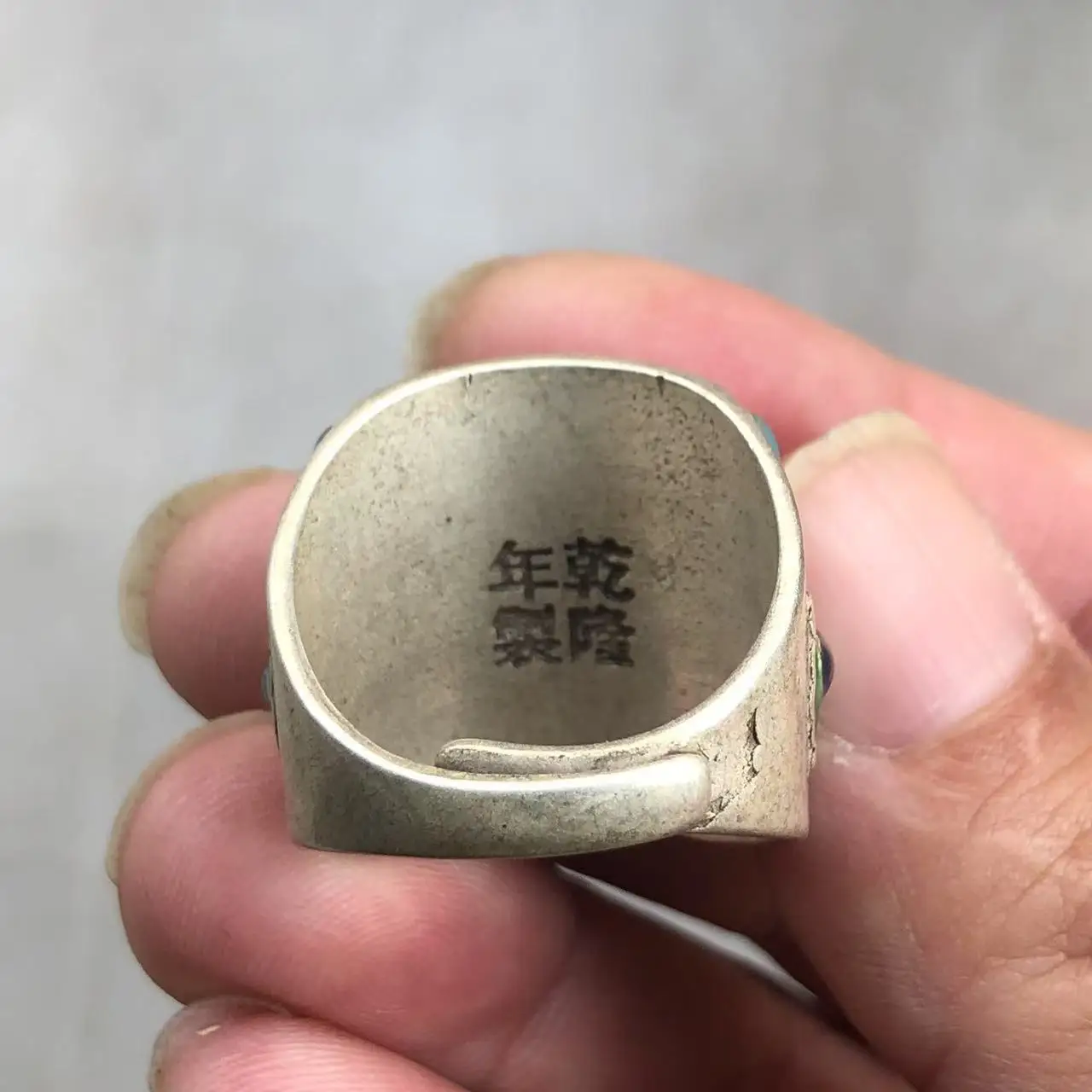 Vintage Cloisonné Emaille Silber Siegelring mit großem quadratischem roten Edelstein – Ethno-chinesischer Herren-Statement-Retro-Fingerschmuck – Detail 4