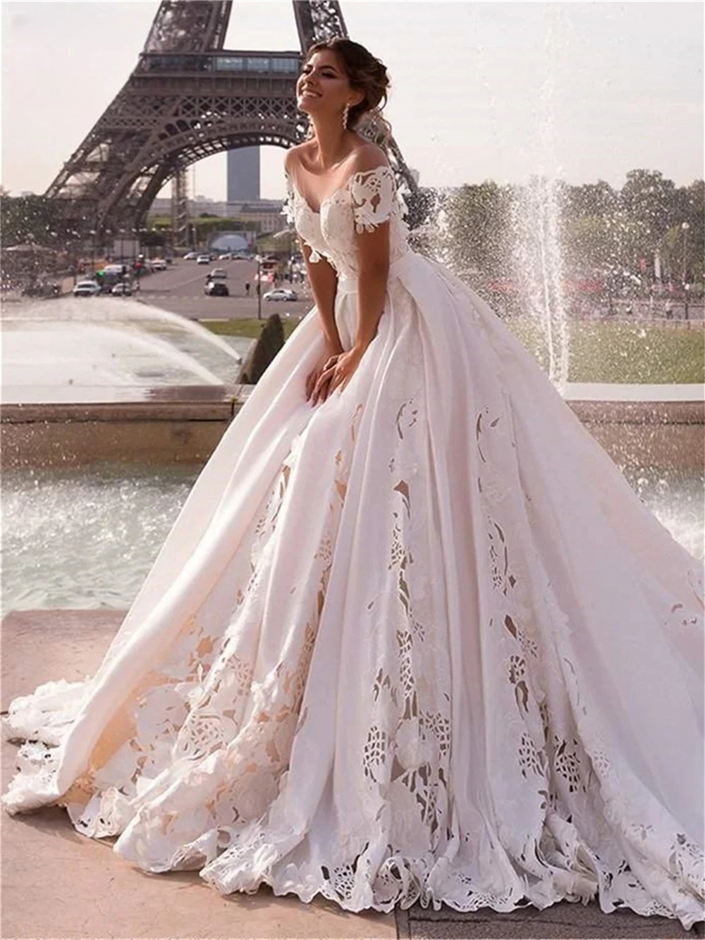 Abito da sposa elegante con spalle scoperte 2024 Affascinante abito da sposa a maniche corte Romantico abito a trapezio lungo fino al pavimento Abiti da sposa