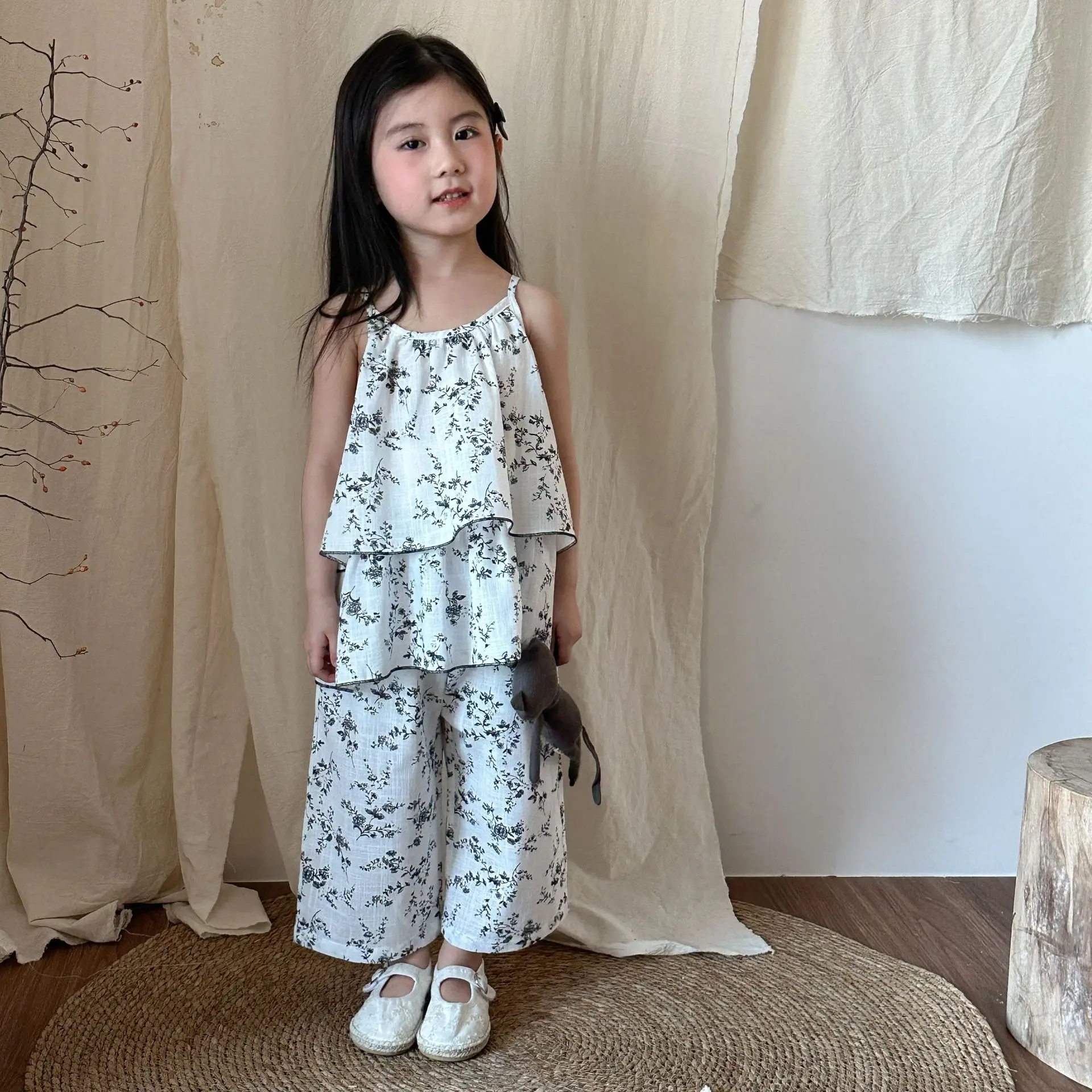 

Girls' Summer Suit Floral 2025 New Korean Version of Children's Baby Suspender Ruffle Trousers Two-piece Set