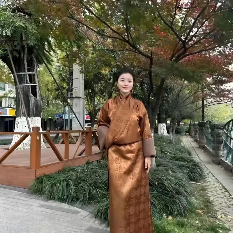 Couple models are worn outside Tibet in winter, thickened and versatile, high-end commuting, daily single-piece Tibetan robes.