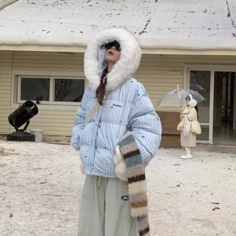 

Хлопковое пальто в полоску с бантом, новинка 2025, осень-зима, утепленное короткое пальто с капюшоном, корейская стеганая куртка с свободным меховым воротником