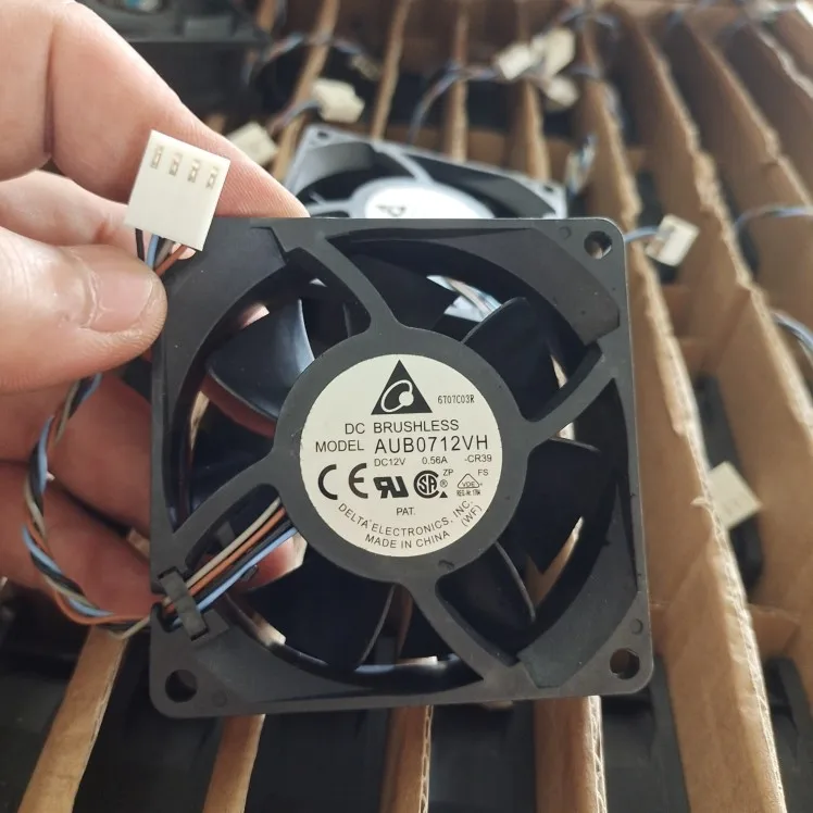 Delta Electronics AUB0712VH CR39 DC 12V 0.56A 70x70x25mm 4-Wire Server Cooling Fan