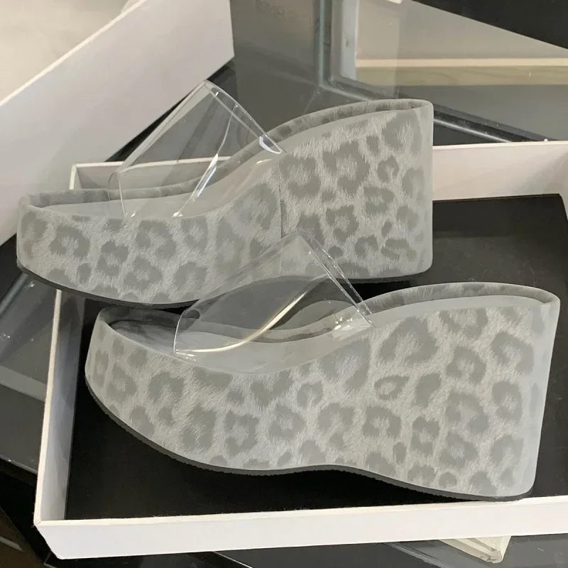 Aneikeh الصيف البلاستيكية شفافة المفتوحة تو عالية الكعب تصميم جديد ليوبارد طباعة منصة أسافين المرأة النعال فستان الحفلات الأحذية