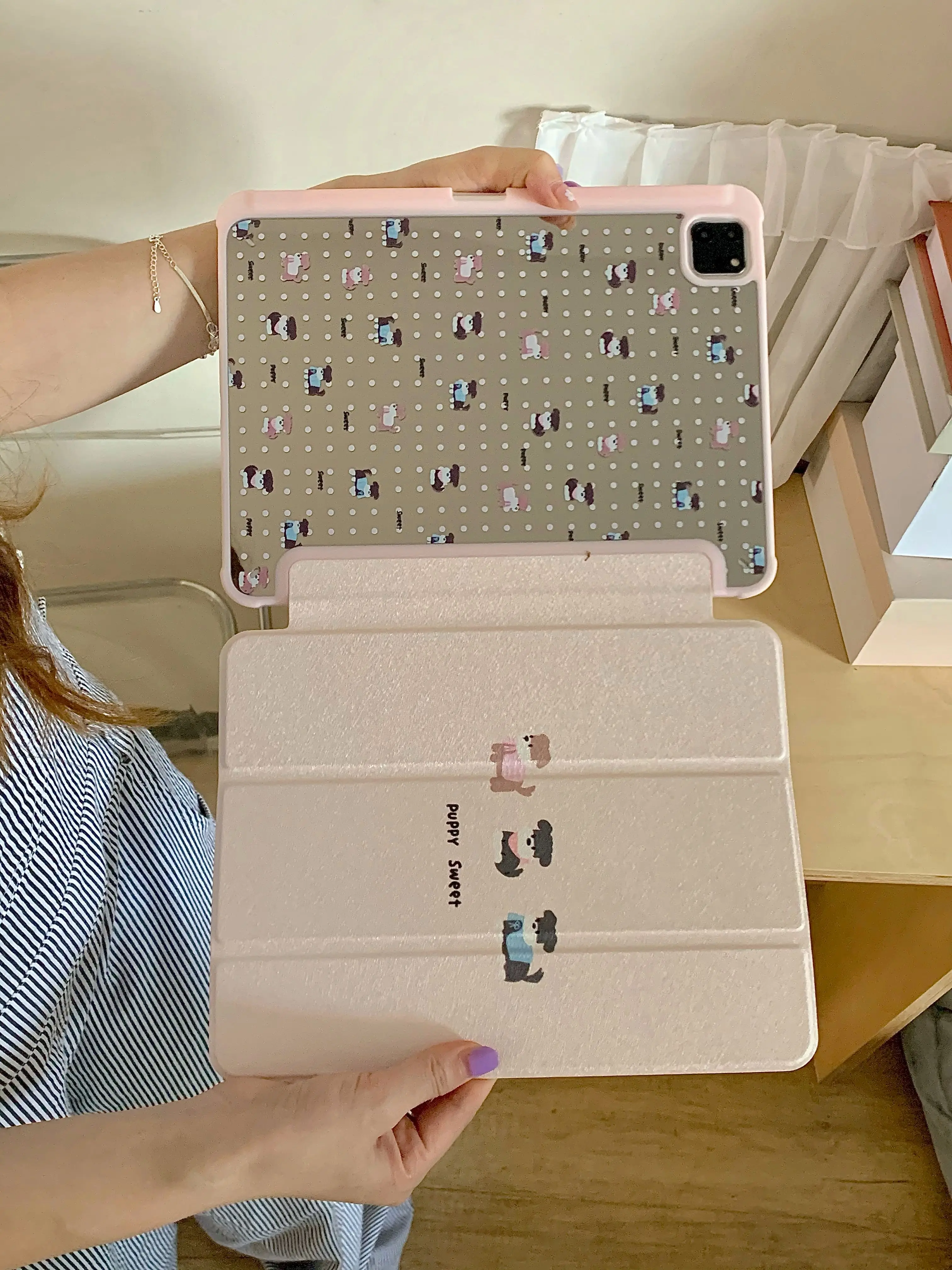 TiMOVO Coque Compatible avec iPad 10ème Génération 10,9 Pouces 2022, Mince Étui Tri-Fold en TPU