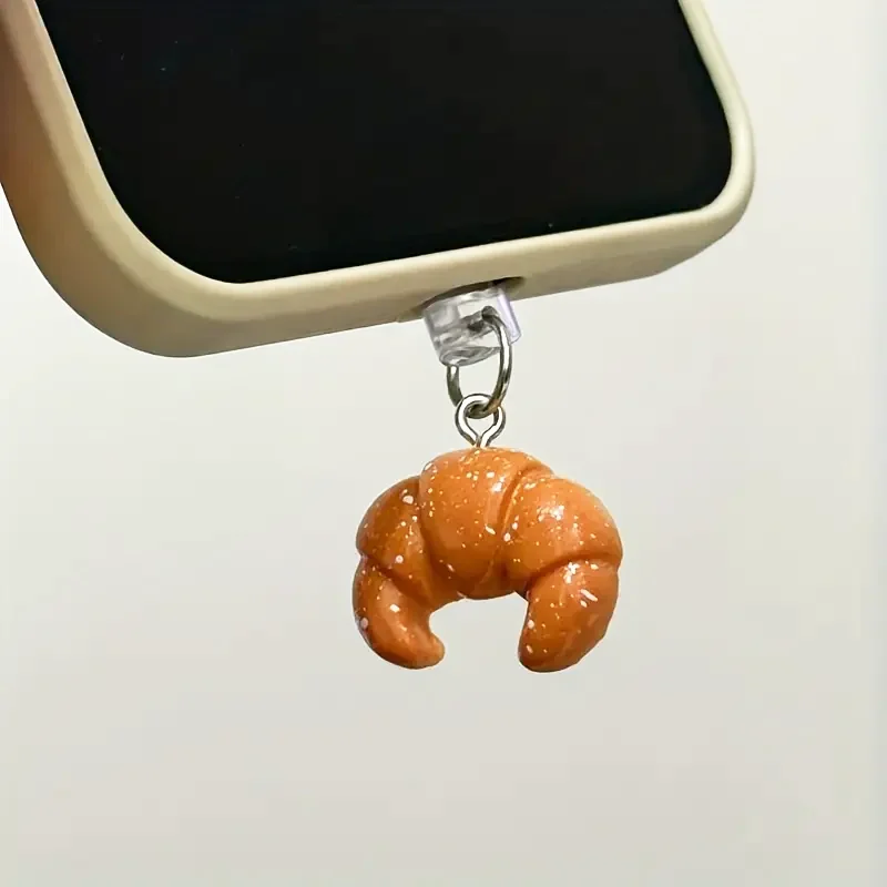 1 PC น่ารักเรซิ่น Croissant Charm จี้ตกแต่งโทรศัพท์มือถือปลั๊กฝุ่น, เหมาะสําหรับ USB-C & Lightening พอร์ต
