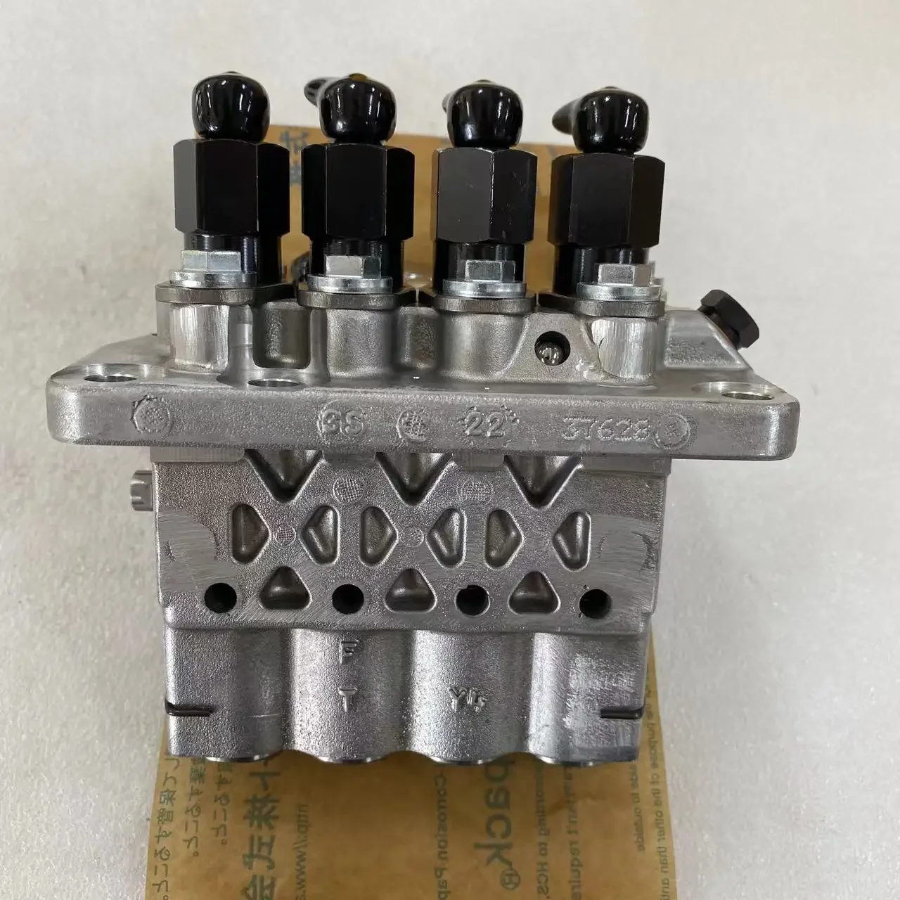 

Топливный насос 104134-4060 — совместимый с двигателями-экскаваторами 404D-22 и C2.2