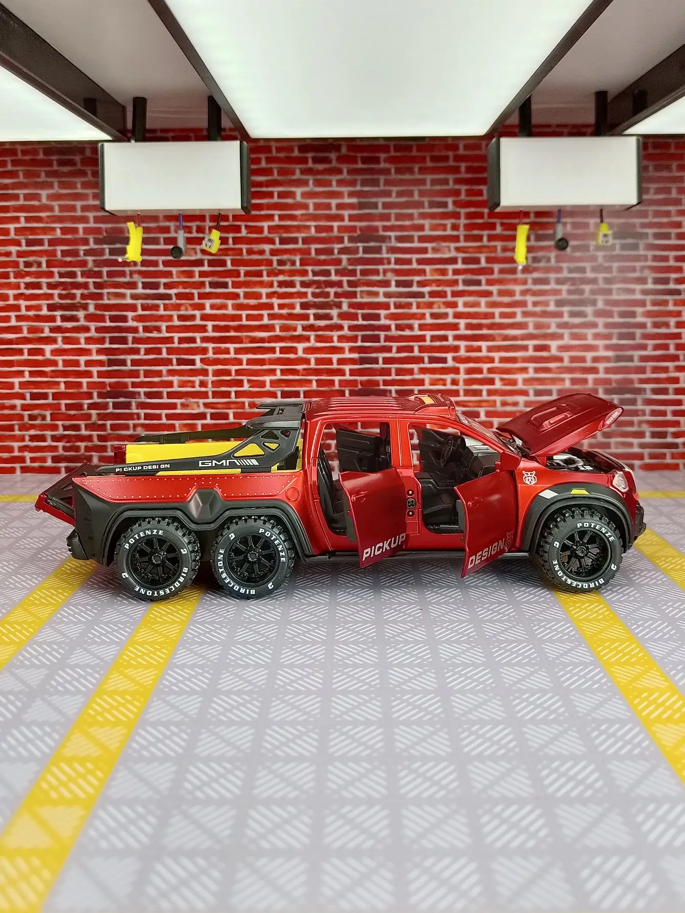 Modèle de voiture en alliage à Six roues 1:28, véhicule tout-terrain acousto-optique, jouet pour enfants avec de détails riches, fabrication soignée