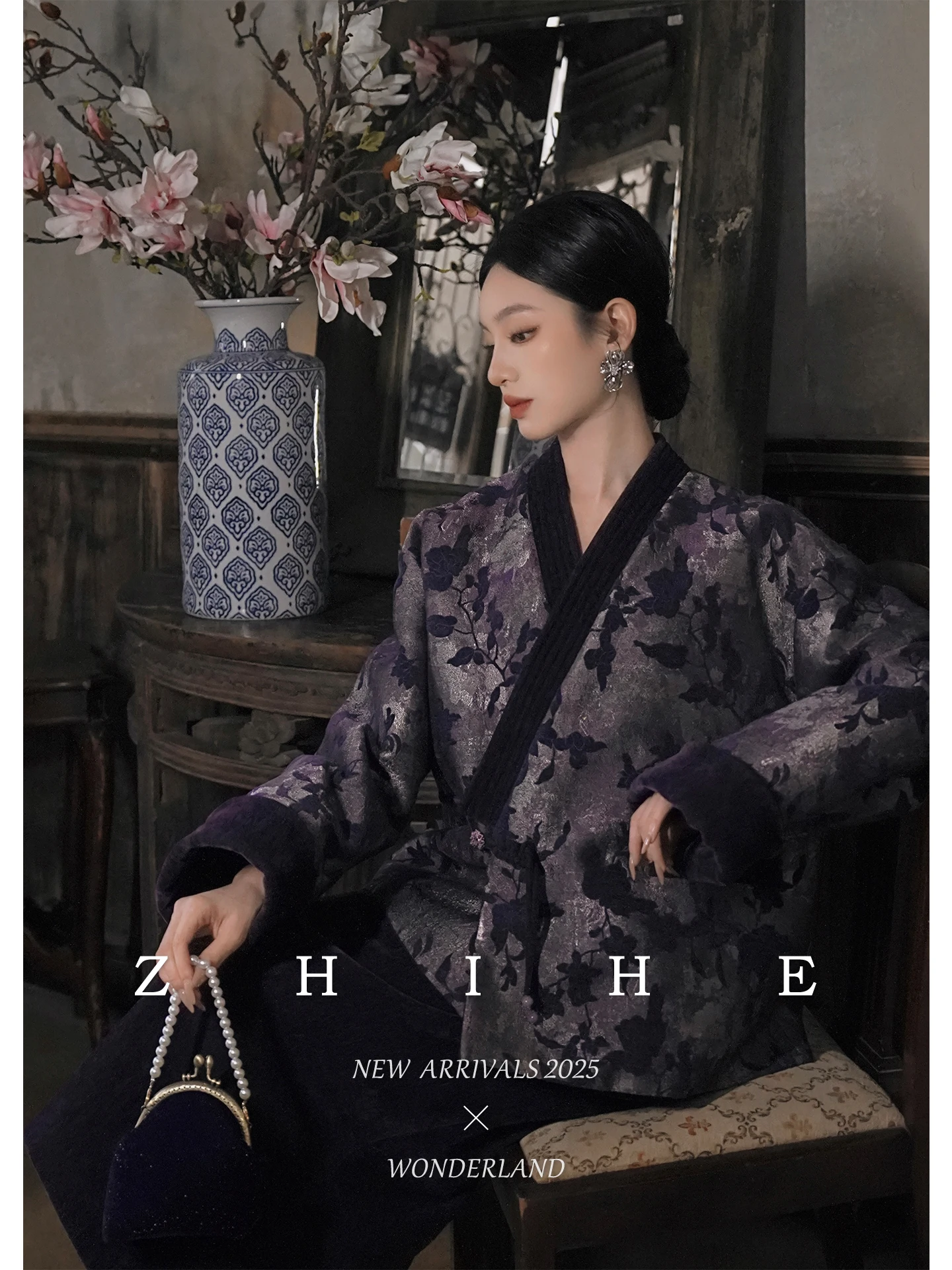 

Новый китайский шелковый комплект из двух предметов: пуховик с вышивкой и топ на бретельках, теплый, с V-образным вырезом, длинными рукавами и цветочным узором.