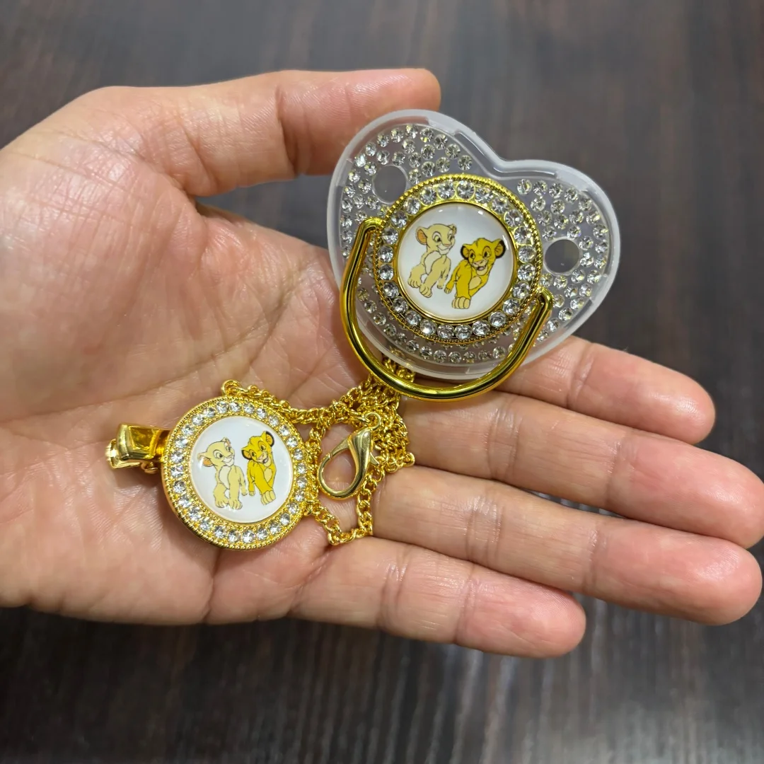 

Очаровательная реалистичная соска для новорожденных с защитным колпачком, нежная силиконовая соска, имитирующая грудное вскармливание, быстро успокаивает малыша для спокойного сна.