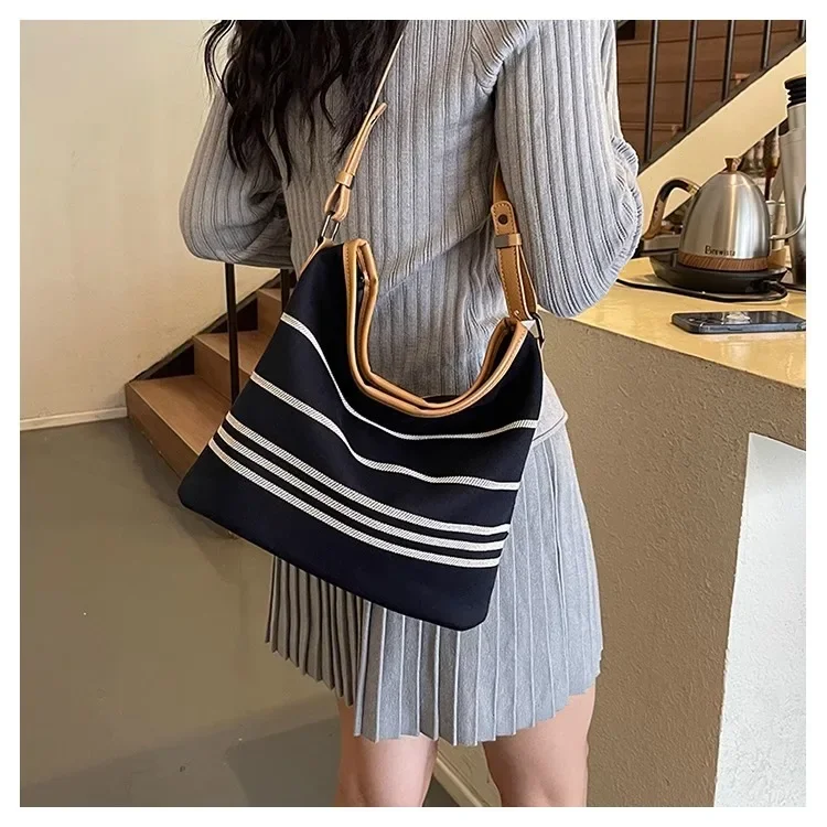 

2025 Новинка! Женская корейская нишевая сумка-ведро в клетку — модная сумка через плечо большой вместимости