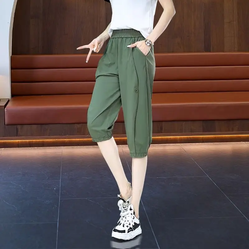 Pantaloni casual con protezione solare per le donne in estate sottile 2025 Nuovo stile semplice pantaloni a 5 punti con rilegatura alla caviglia Pantaloni da lavoro