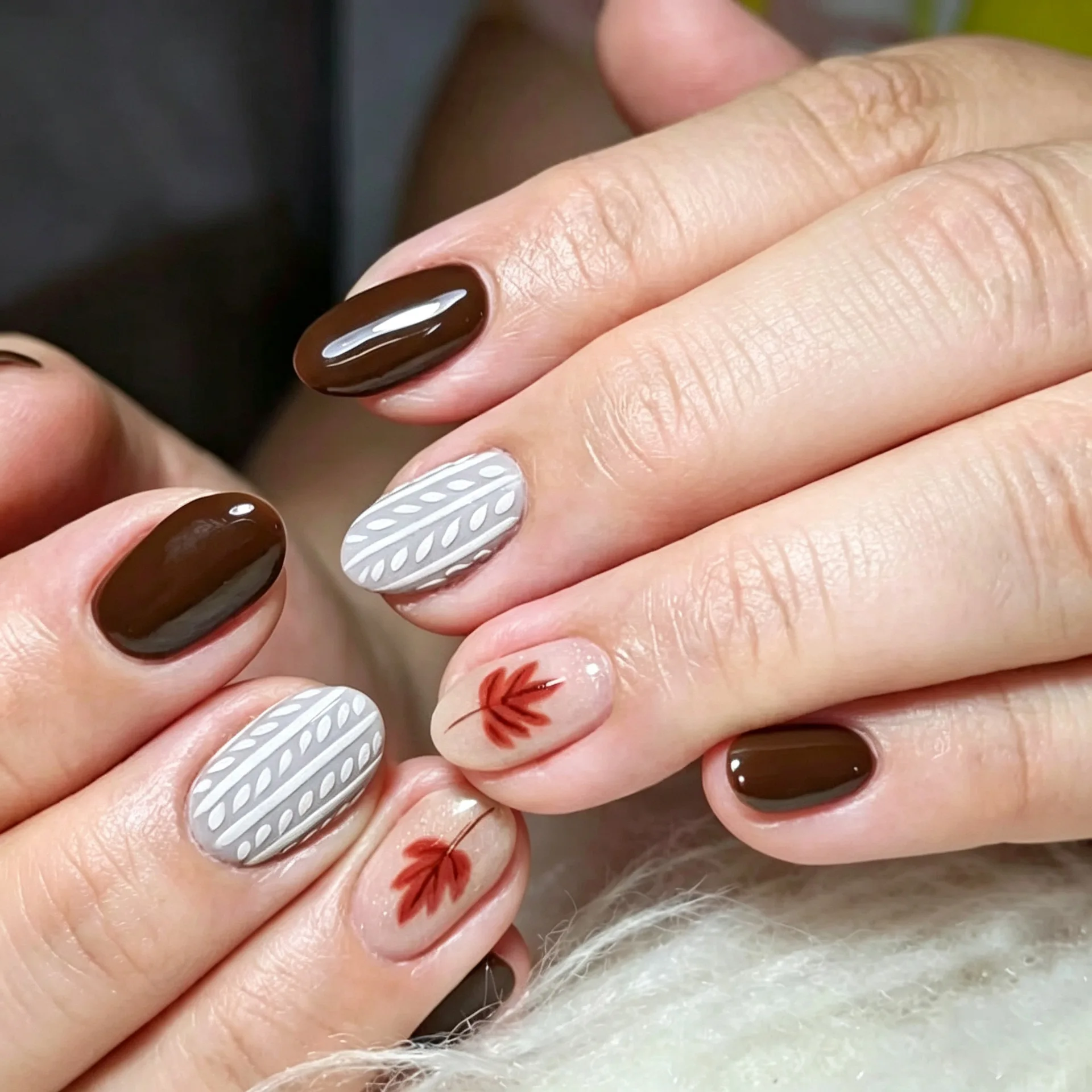 24Pcs Black White Grid Design Press on Fake Nails with Round Head Short Full Cover Nail Vintage Daisy Detachable False Nails Art 2