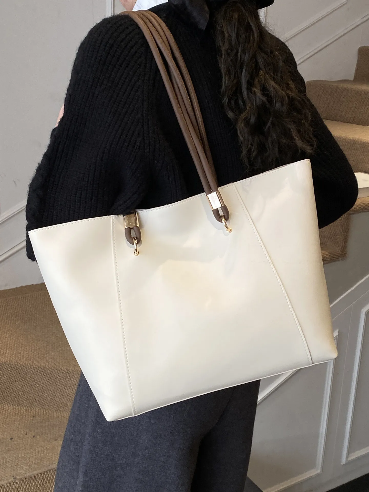 

Простая вместительная женская сумка 2026 года, новая ретро-модель, универсальная сумка через плечо, модная повседневная сумка-тоут