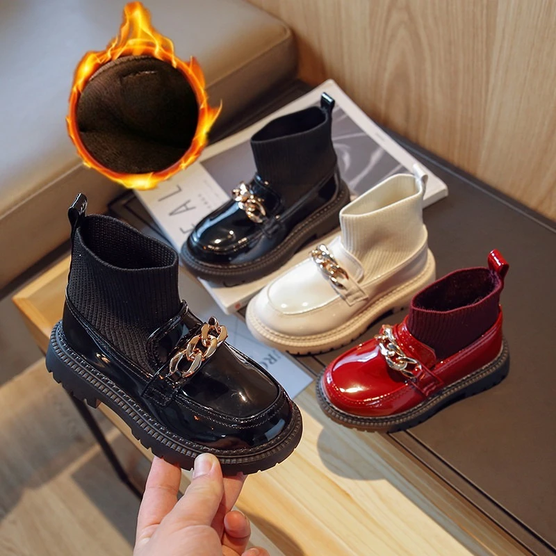 

Детские модные ботильоны из лакированной кожи с цепочкой и декором, носки на платформе для девочек, сохраняющие тепло и нескользящие зимние ботинки