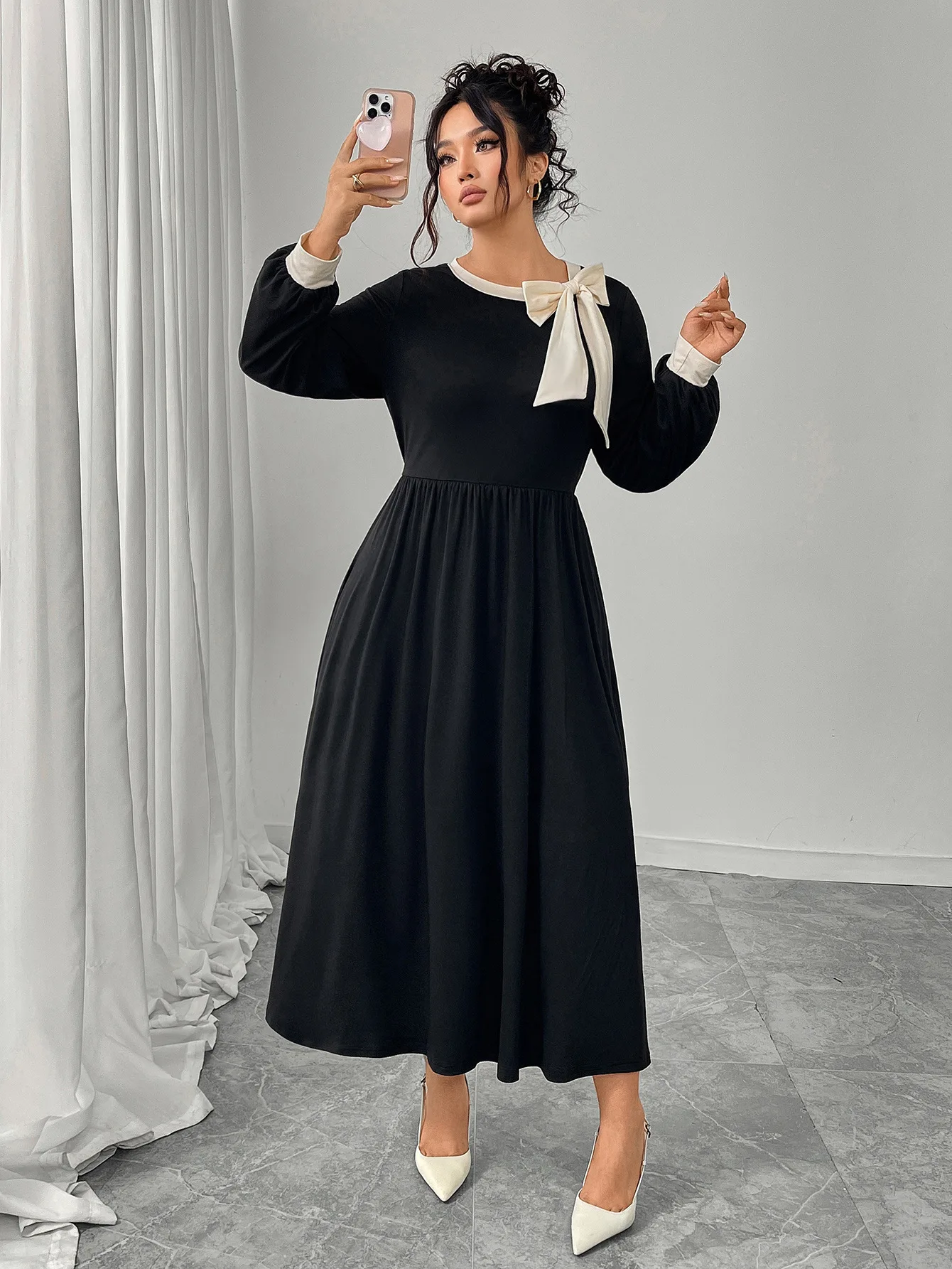 여성 플러스 사이즈 블랙 화이트 리본 장식 라운드 넥 긴팔 스모크드 웨이스트 우아한 캐주얼 데일리 패션 미디 드레스