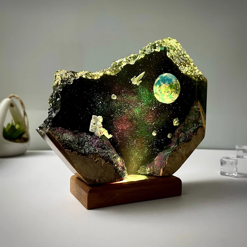 Luz de mesa de resina de universo espacial, lámpara de decoración de arte creactivo, tema de astronautas de la tierra, luz nocturna, carga USB