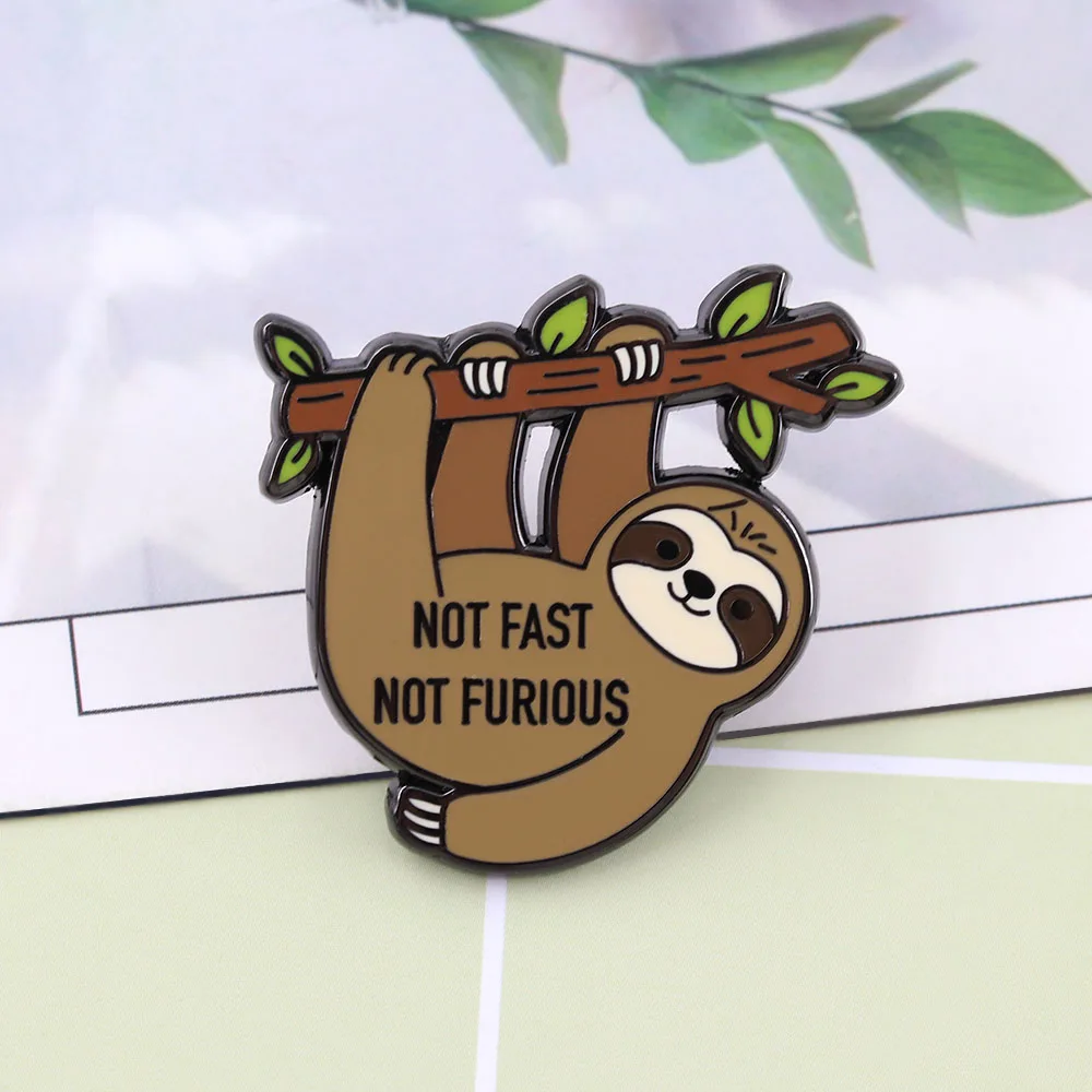Not Fast Not Furious Faultier Emaille-Pin, Niedliche Cartoon-Tier-Brosche, Lustiges Abzeichen-Accessoire für Kleidung, Humorvolles Geschenk für Freunde – Detail 7