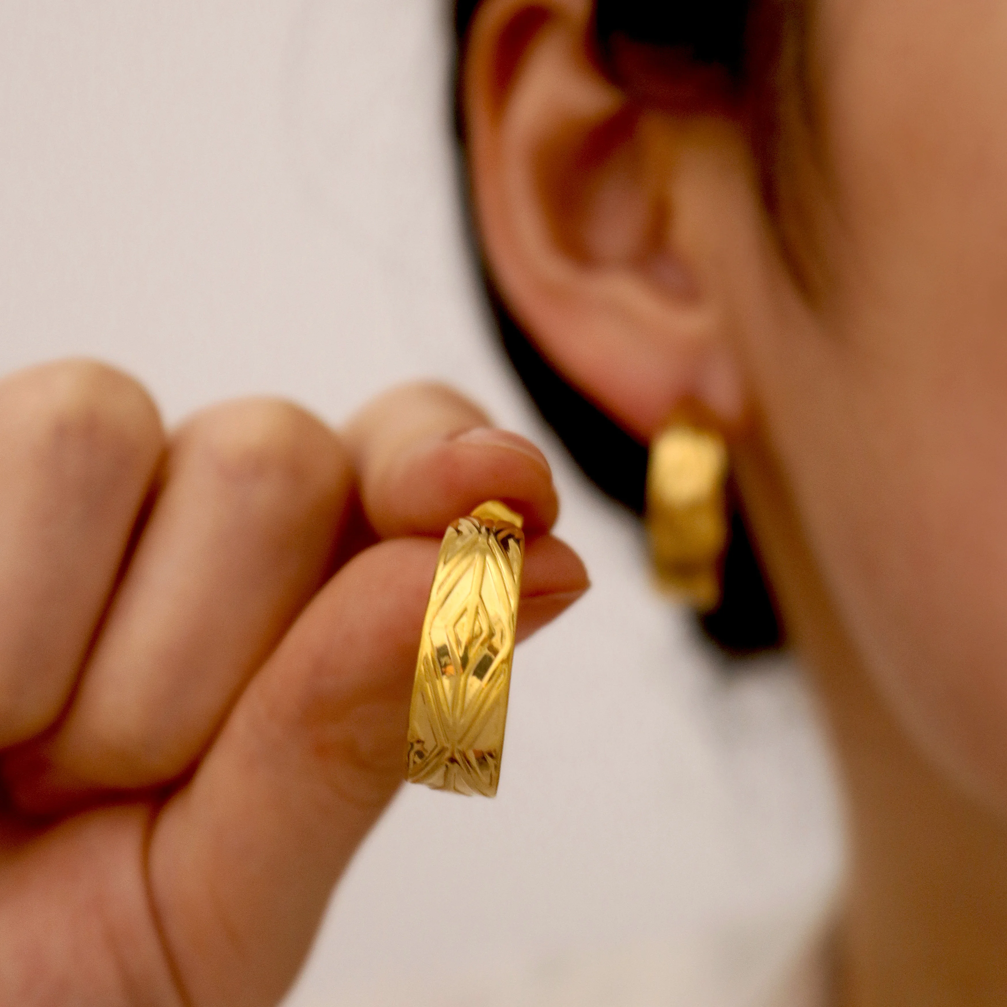 Clássico Brincos Redondos de Argola para Mulheres, Declaração C Forma, Pena, Aço Inoxidável, Jóias de Textura Punk, Bijoux Impermeável