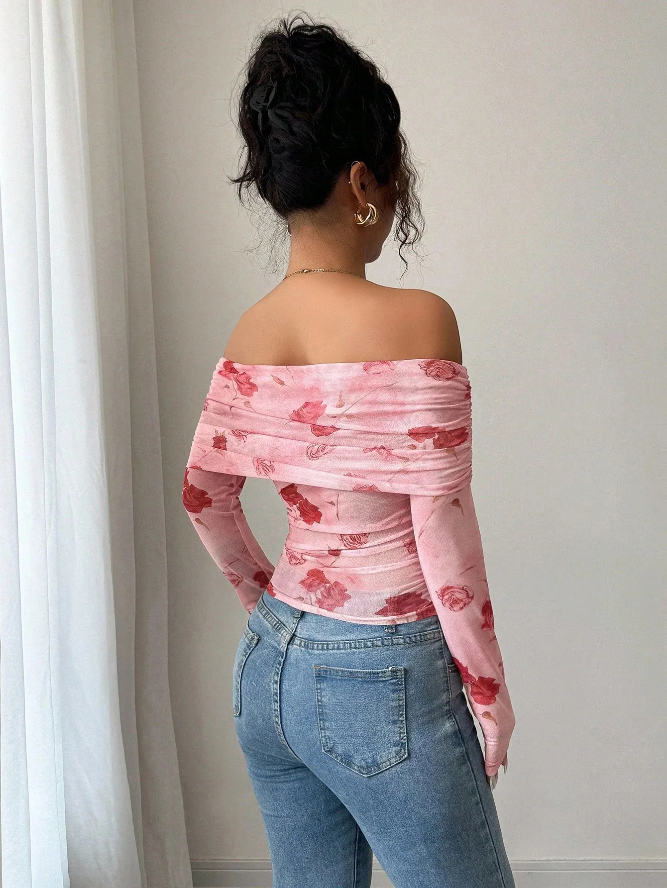 New style one-shoulder fitted slimming shirt with frayed edges and irregular patterns that are versatile and suitable for all oc