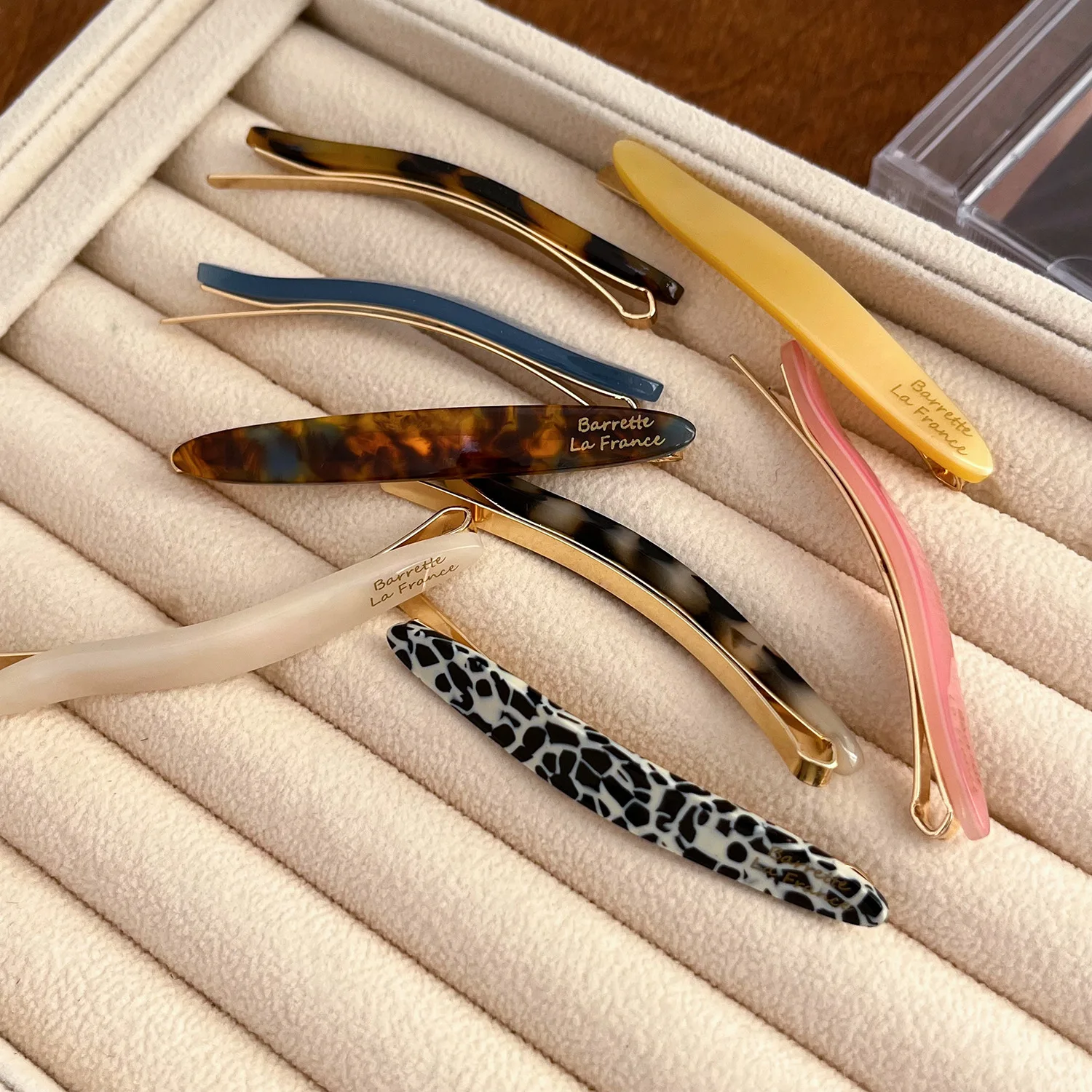 Минималистичная-заколка-для-волос-с-золотым-логотипом-боковой-зажим-из-корейского-ацетата-зубы-с-микроручкой-для-заколок-с-покрытием-тонких-волос-1-шт