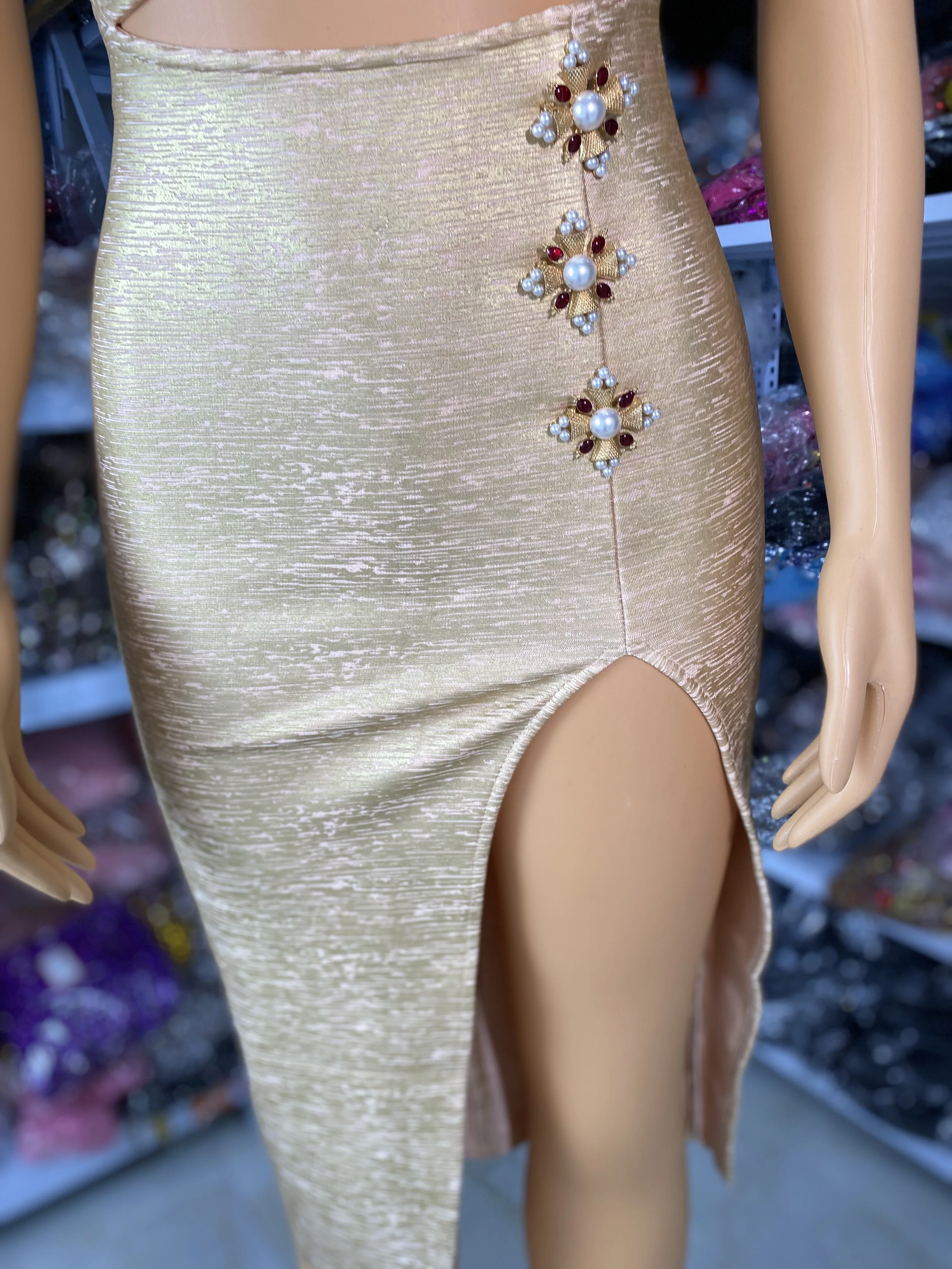 Sexy Metallkettenriemen Broning Gold Bandage Kleid Ausschnitt Diamanten Blumen Offenes Bein Knielanges Promi-Abend-Partykleid