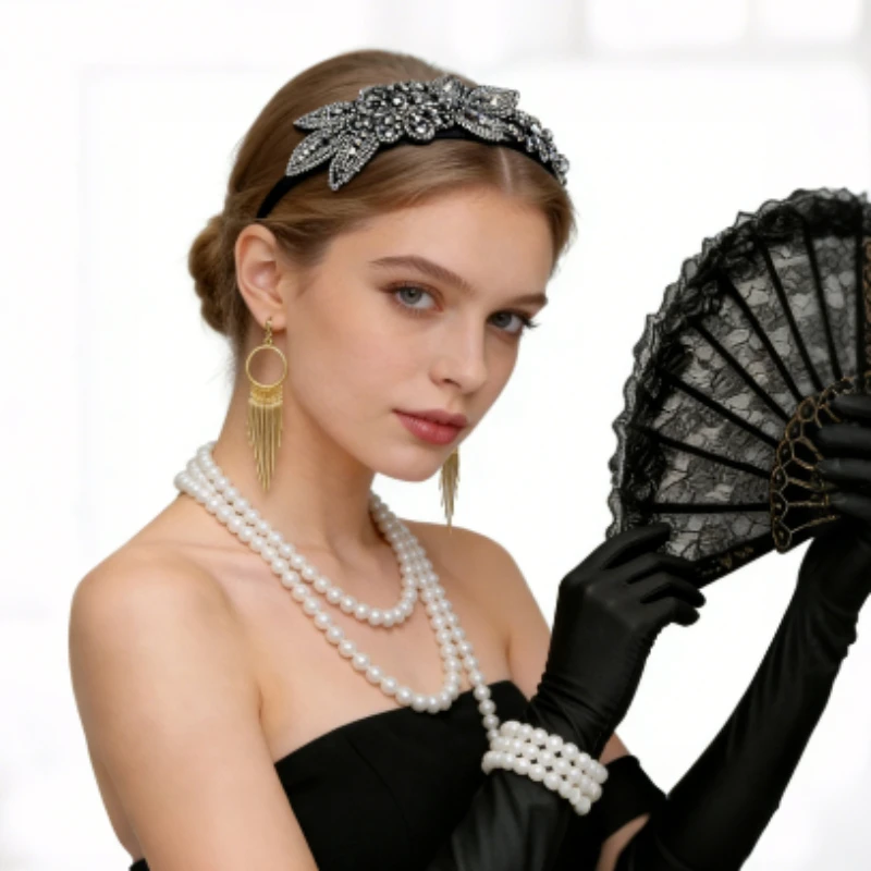 

Аксессуары для модного танцора 1920-х годов: веер, повязка на голову, жемчужное колье, перчатки и серьги, идеально подходят для винтажной тематики