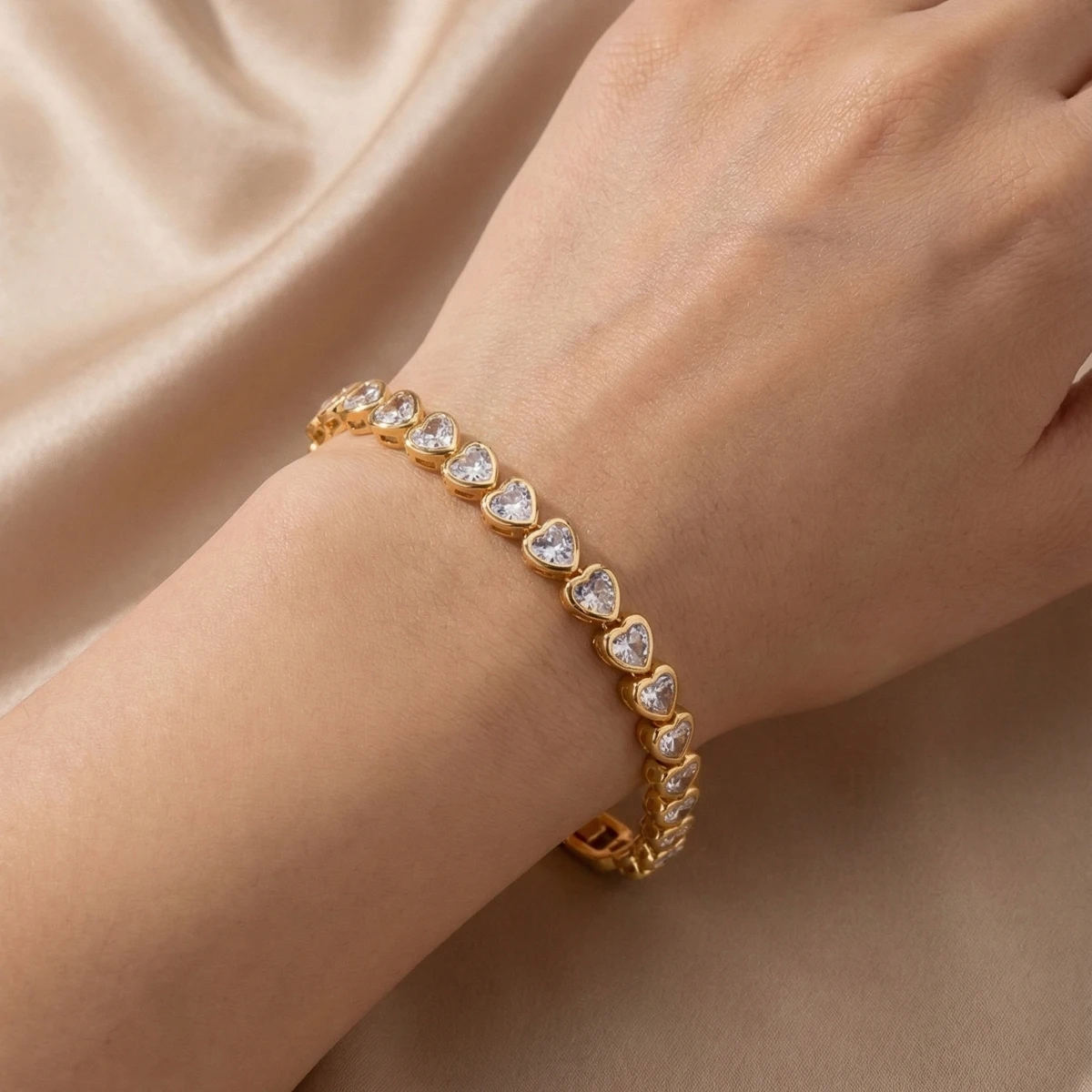 

1 Set of Luxurious and Elegant Inlaid Sparkling Cubic Zirconia Heart Design Bracelet Suitable for Women to Wear at Weddings and Banquets. Gift Box Not Included