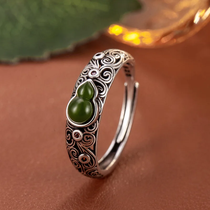 

The 925 sterling silver gourd ring is a beautiful geometric jewelry for women. It is a simple green stone ring with adjustable f
