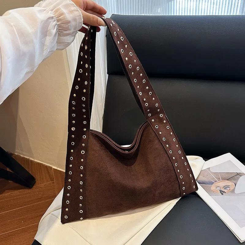 

Женская сумка, мягкая кожаная большая сумка с заклепками в мотоциклетном стиле, осень-зима 2026, ручная повседневная сумка через плечо подмышками