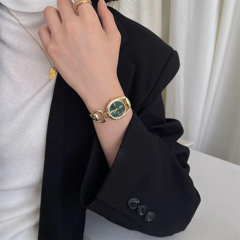New Round Bracelet Watch Elegant Luxury Ladies Watch Metal Button Design Quartz Watch Women