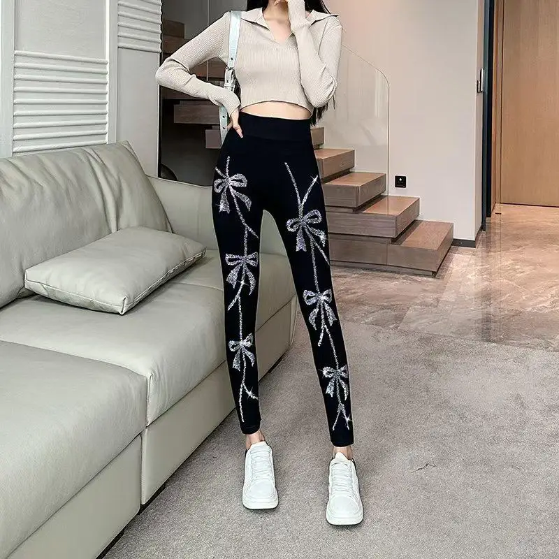 กางเกงเลกกิ้งเอวสูงทรงเข้ารูปผ้าฝ้าย รุ่นใหม่ ฤดูใบไม้ร่วง 2024  ขาเก้าส่วน ปลายขาเล็ก ประดับคริสตัลบริเวณหน้าท้อง...