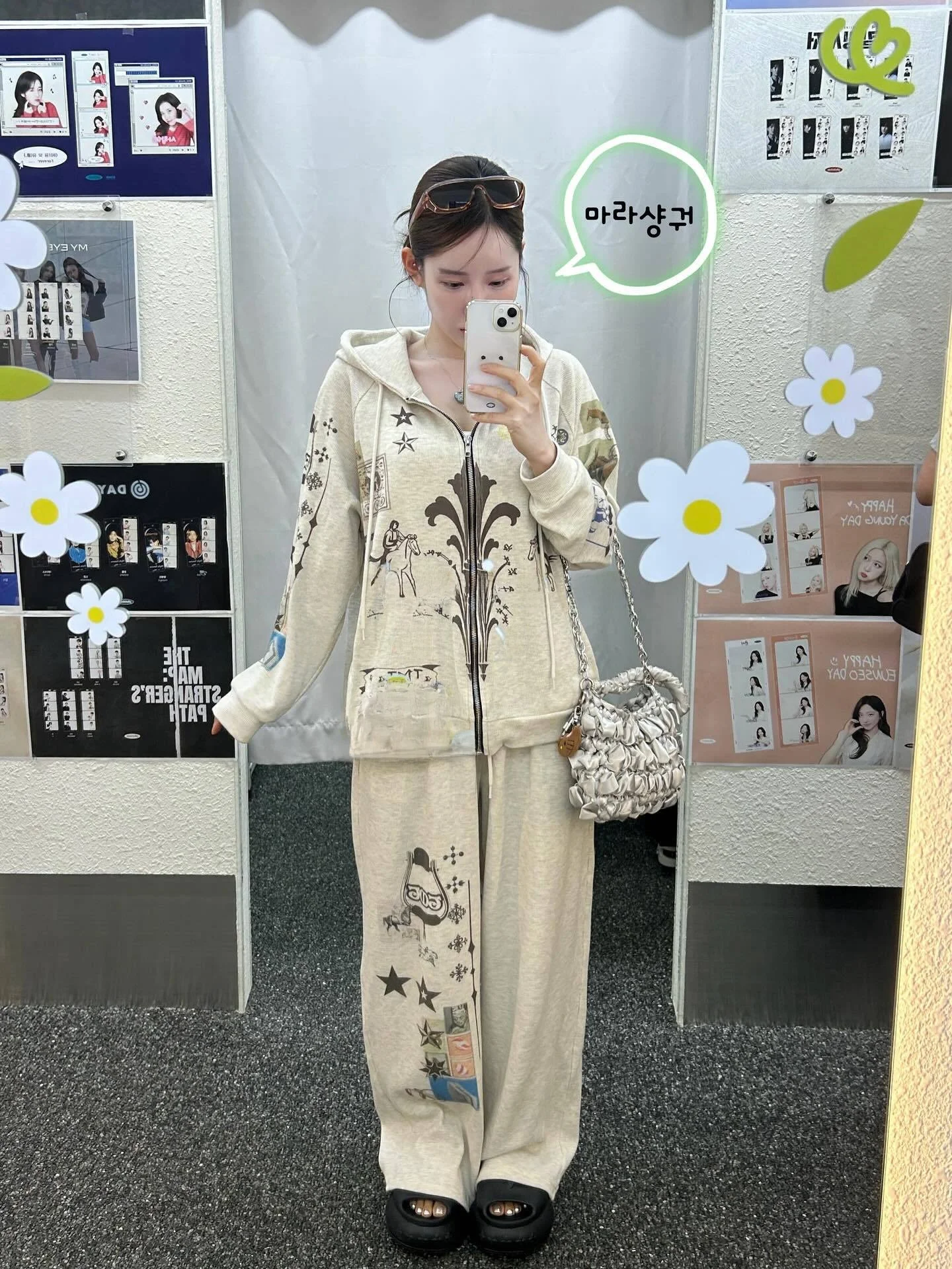 سترة هودي ذهبية بطباعة جرافيتي جيني جينيفر مع بنطلون كاجوال طويل وبنطلون رياضي بأسلوب ملابس الشارع مع إغلاق بسحاب وأكمام طويلة