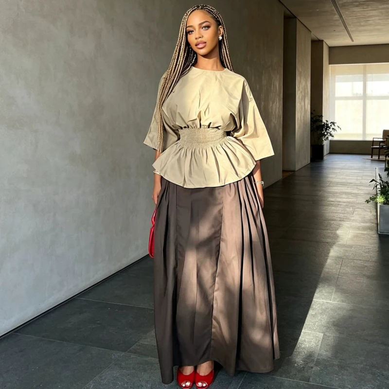 Neues, elegantes zweiteiliges Damen-Set im afrikanischen Stil: Oberteil mit schmaler Taille und Rock mit weitem Saum.