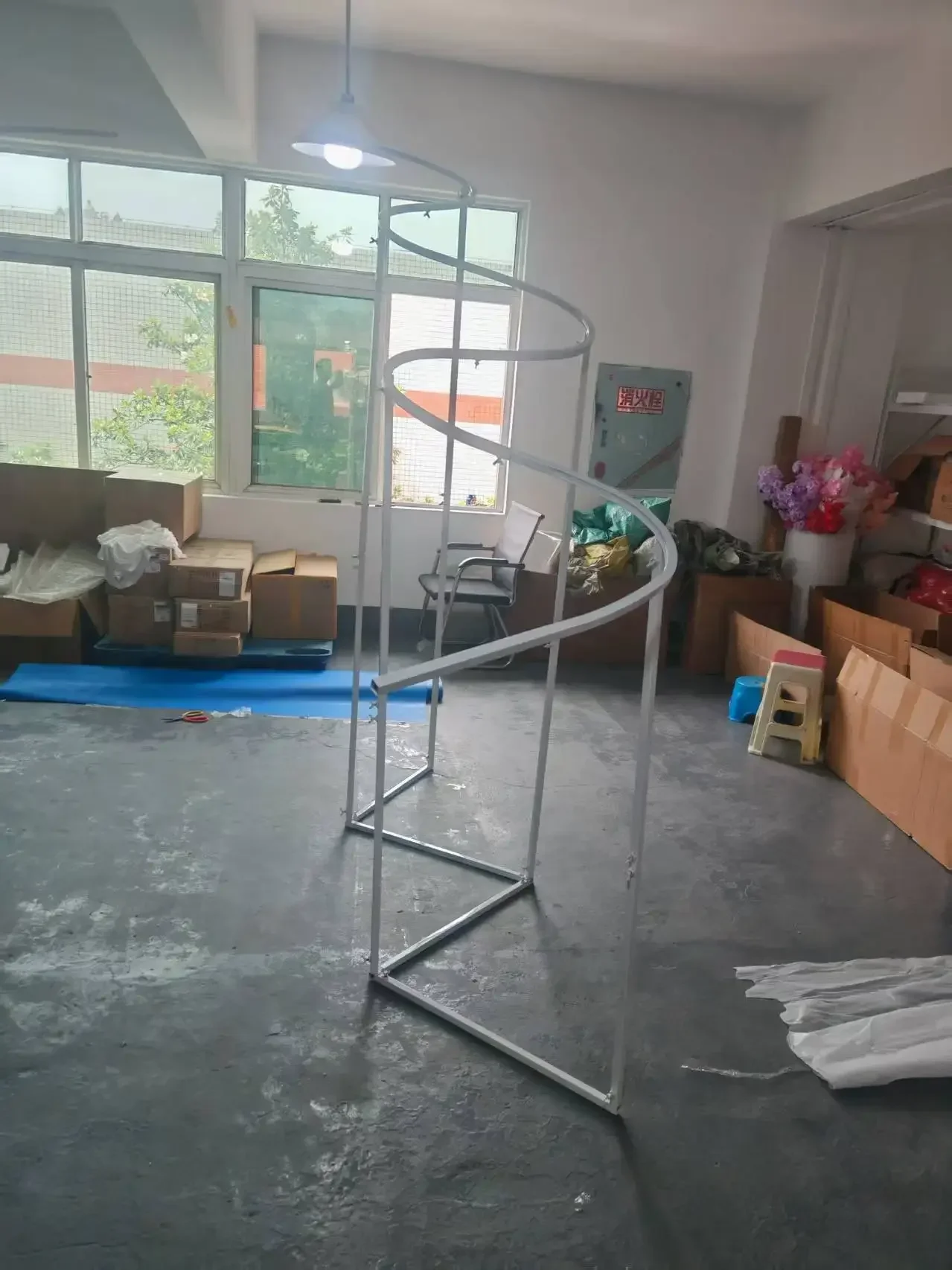 Luxuriöser Wellenförmiger Rahmen für Outdoor-Partys und Events, Dekorativer Bogen-Hintergrundständer, Maßgefertigte Hochzeitsdekoration für Zeremonien und Empfänge – Detail 7