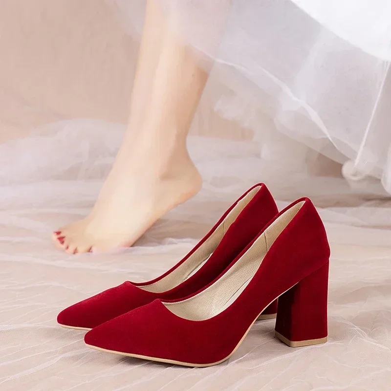 2025 sapatos de design francês sapatos de casamento vermelhos para mulheres luxo primavera/outono novos saltos grossos pontiagudos não tirando pés sapatos de noiva