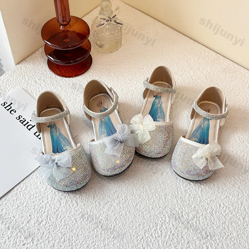 

Детская летняя новая корейская версия 2023 года, элегантная модная обувь принцессы с бантом для девочек, удобные сандалии на мягкой подошве со стразами