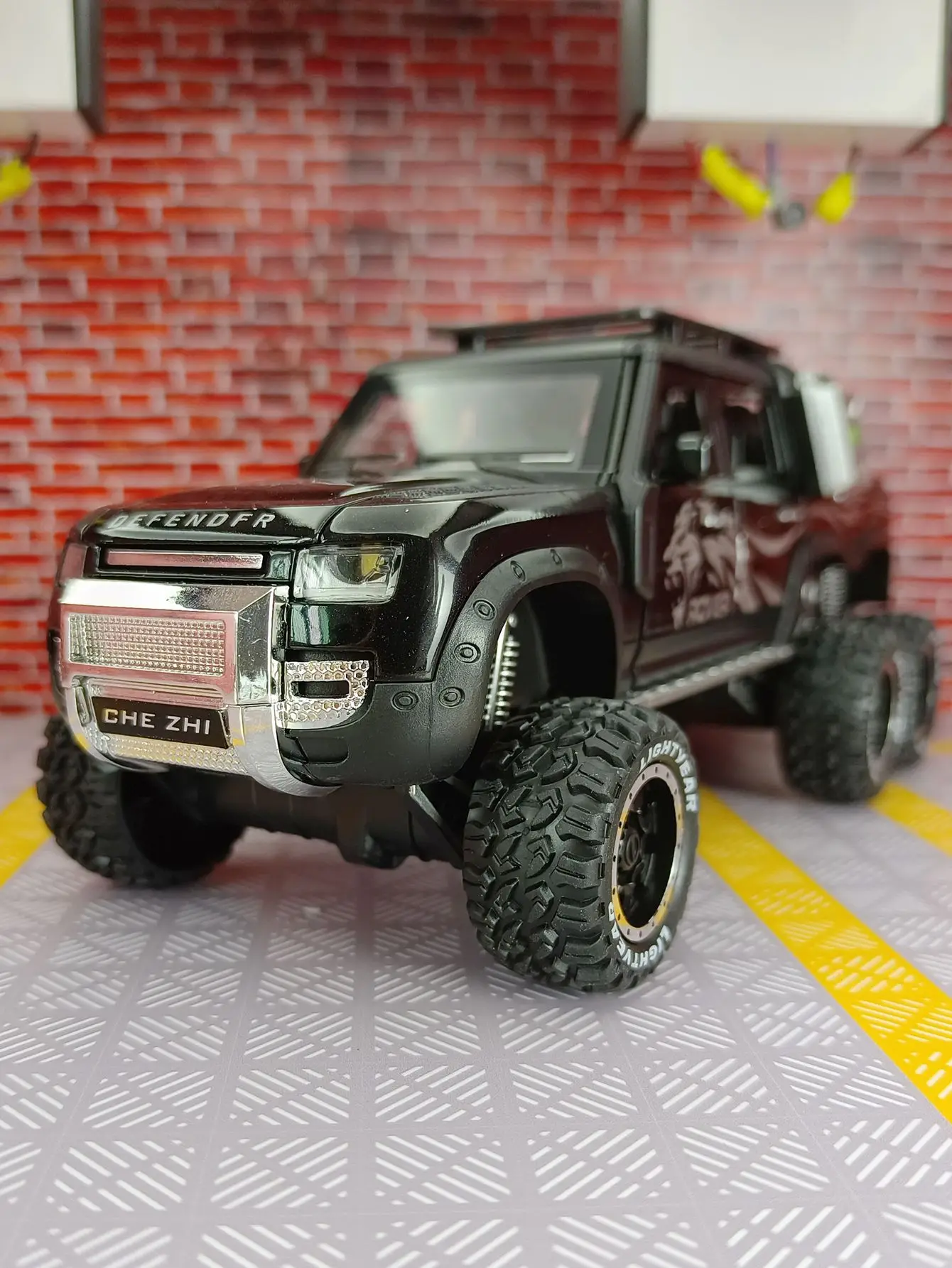 Simulación 1:24, adorno de modelo de coche de aleación modificado Land Rover Defender para colección, puertas y capó de motor, maletero se puede abrir