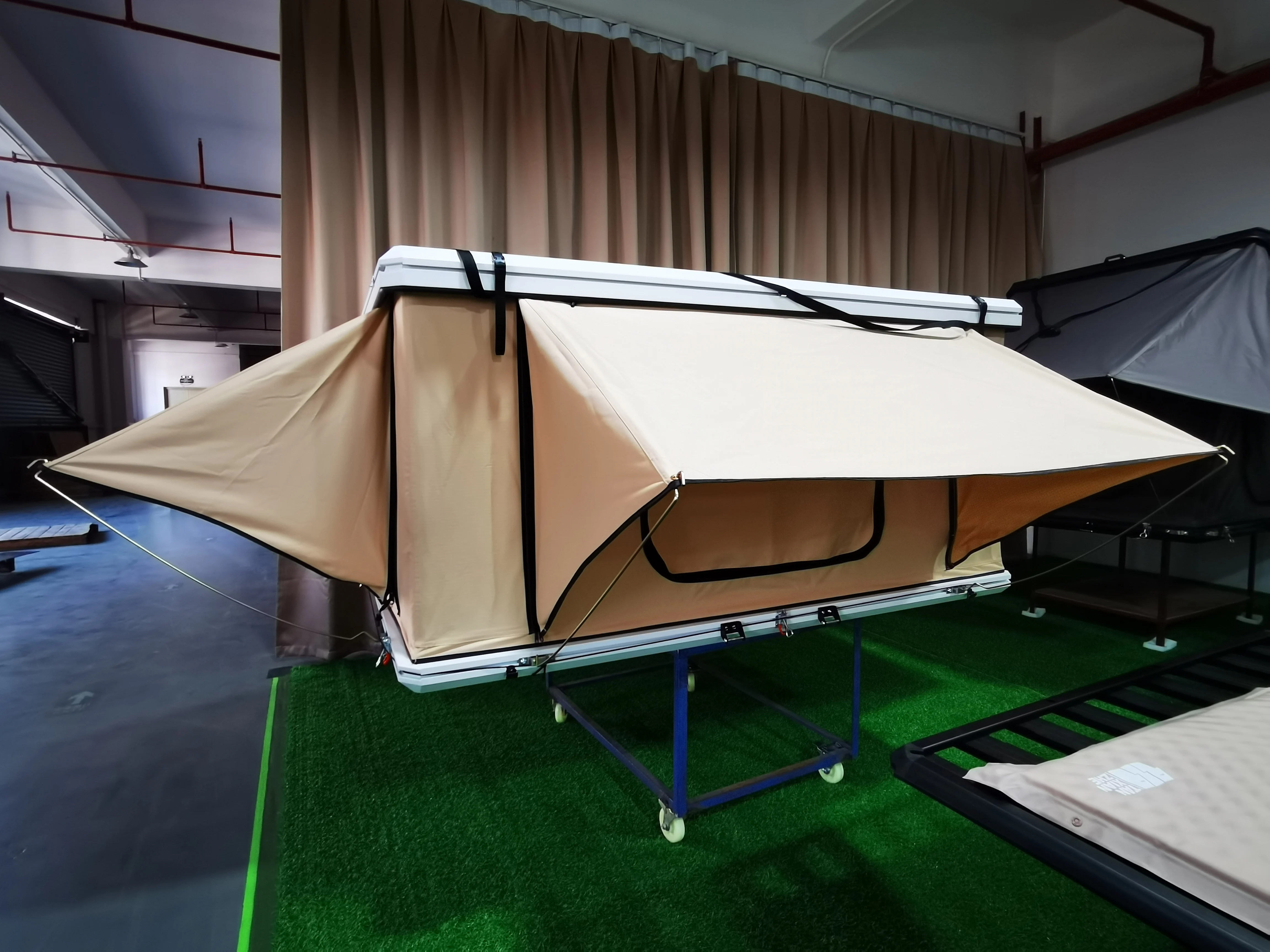 Hot Selling Wholesale Outdoor Tent High Quality Aluminum Triangle  Car Roof  Hard Shell Automatic Camping 