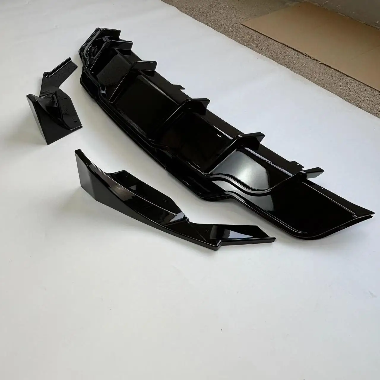 Direct Factory Sales Suitable for Tesla MODEL 3 Rear Bumper Lip Rear Diffuser Body Kit ABS Plastic Material Glossy Black
