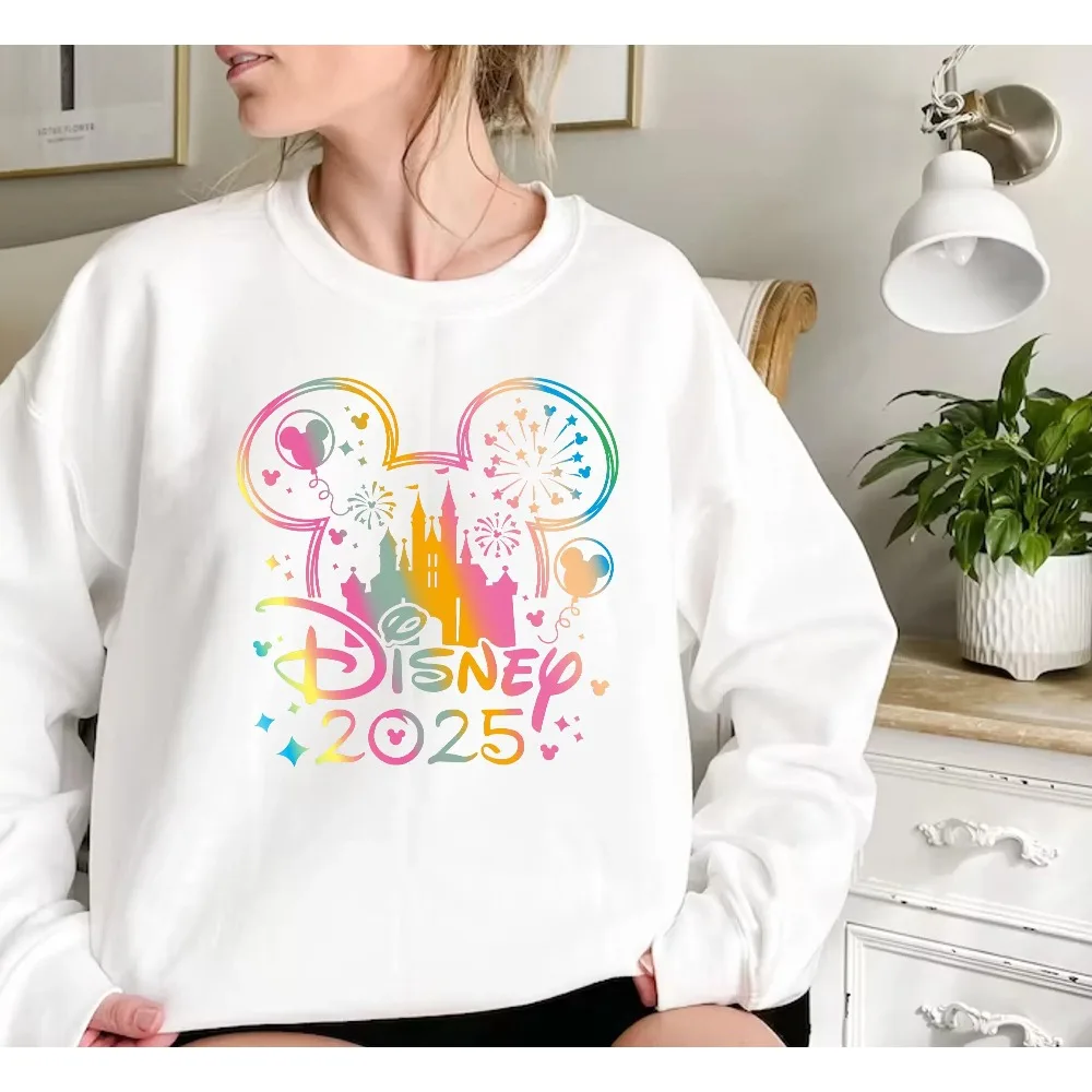 نمط جديد من الملابس الرياضية الفضفاضة والدفئة للخريف والشتاء للفتيات الأمريكيات عام 2025، يتميز بطبعات وبلوفرات ميكي ماوس