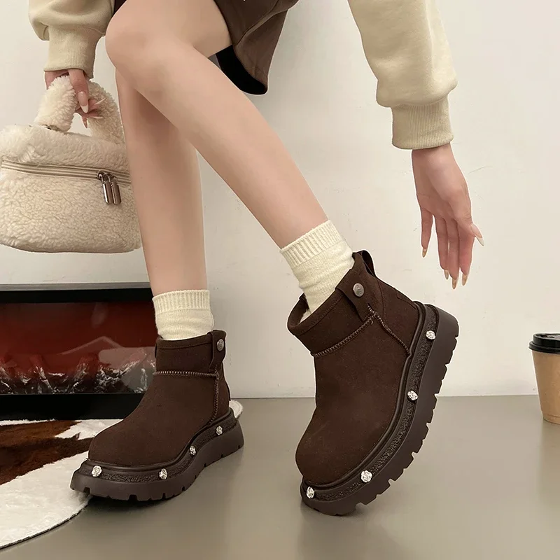 Women's Fashionable Flat-soled Snow Boots for Winter New Suede Rivets Decorated Thick-soled Non-slip Wear-resistant Short Boots