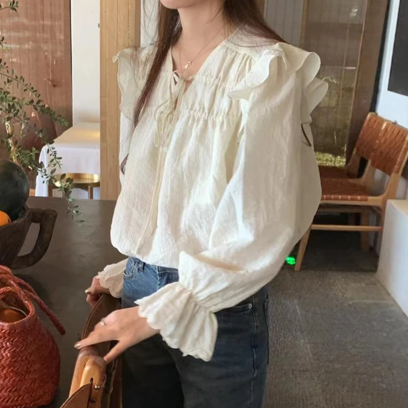 قميص ربيعي فضفاض على الطراز الكوري برقبة على شكل حرف V بلوزة شيفون نسائية مع تفاصيل فيونكة وأكمام جرس لون نقي مناسب للتنقل