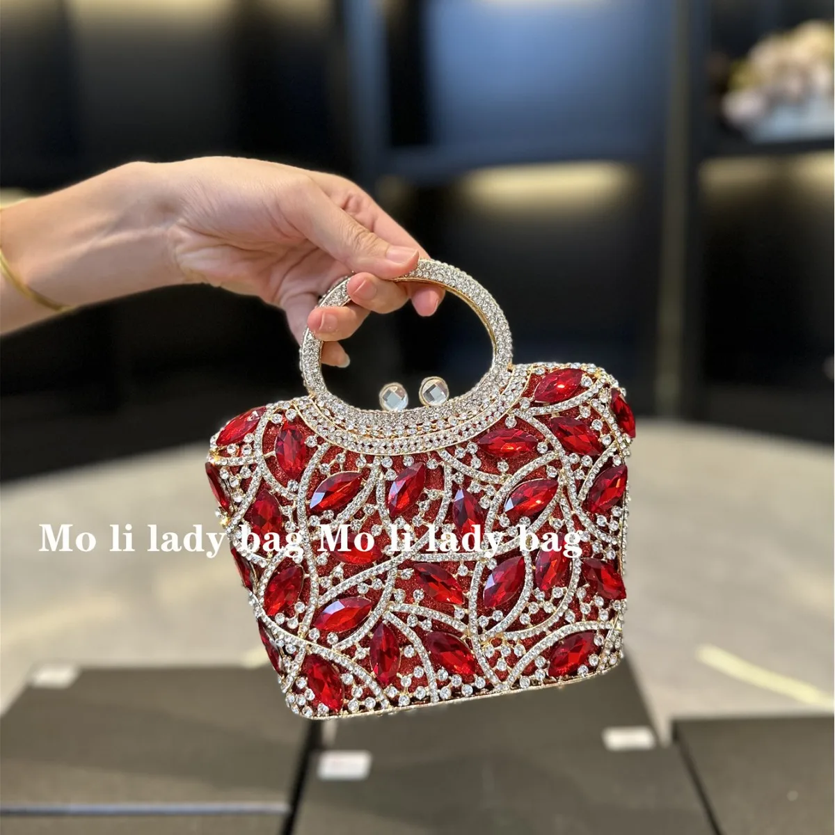 

Элитная вечерняя сумка бордового цвета, легкая роскошная золотая сумка для ужина, инкрустированная бриллиантами, изысканная женская сумка-мессенджер.