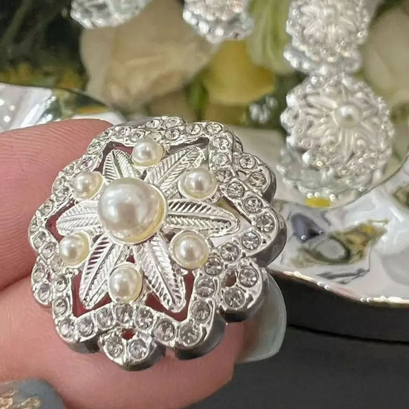 6 Stück 18/23 mm blumenähnliche silberne Metallknöpfe für Kleidung, Mantel, Windjacke, DIY, Perlen-Strass-Dekoration, Nähknöpfe – Detail 2