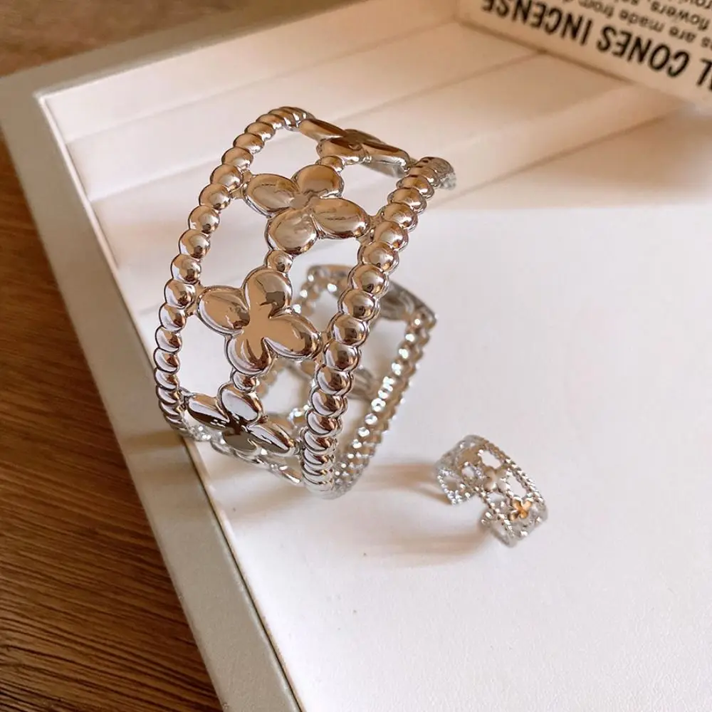 Exquisito brazalete de flores con forma de trébol, diseño floral, brazalete de flores huecas, técnica de fundición, brazalete ancho, pulsera abierta para niñas