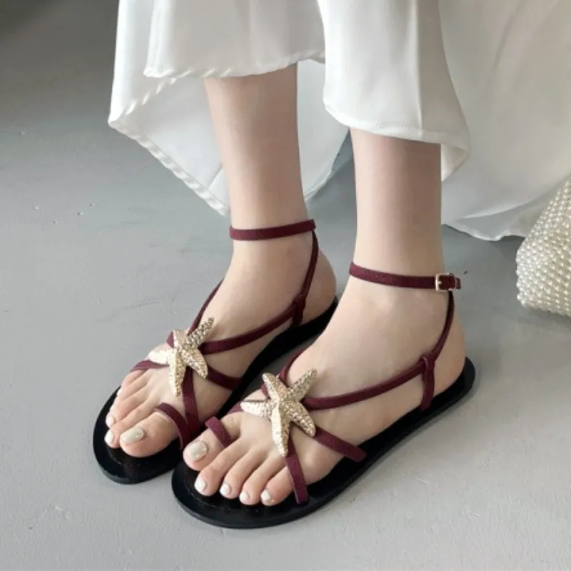 

Роскошные брендовые сандалии на плоской подошве с носком, женские модные римские сандалии с металлическими украшениями, удобная нескользящая пляжная повседневная обувь