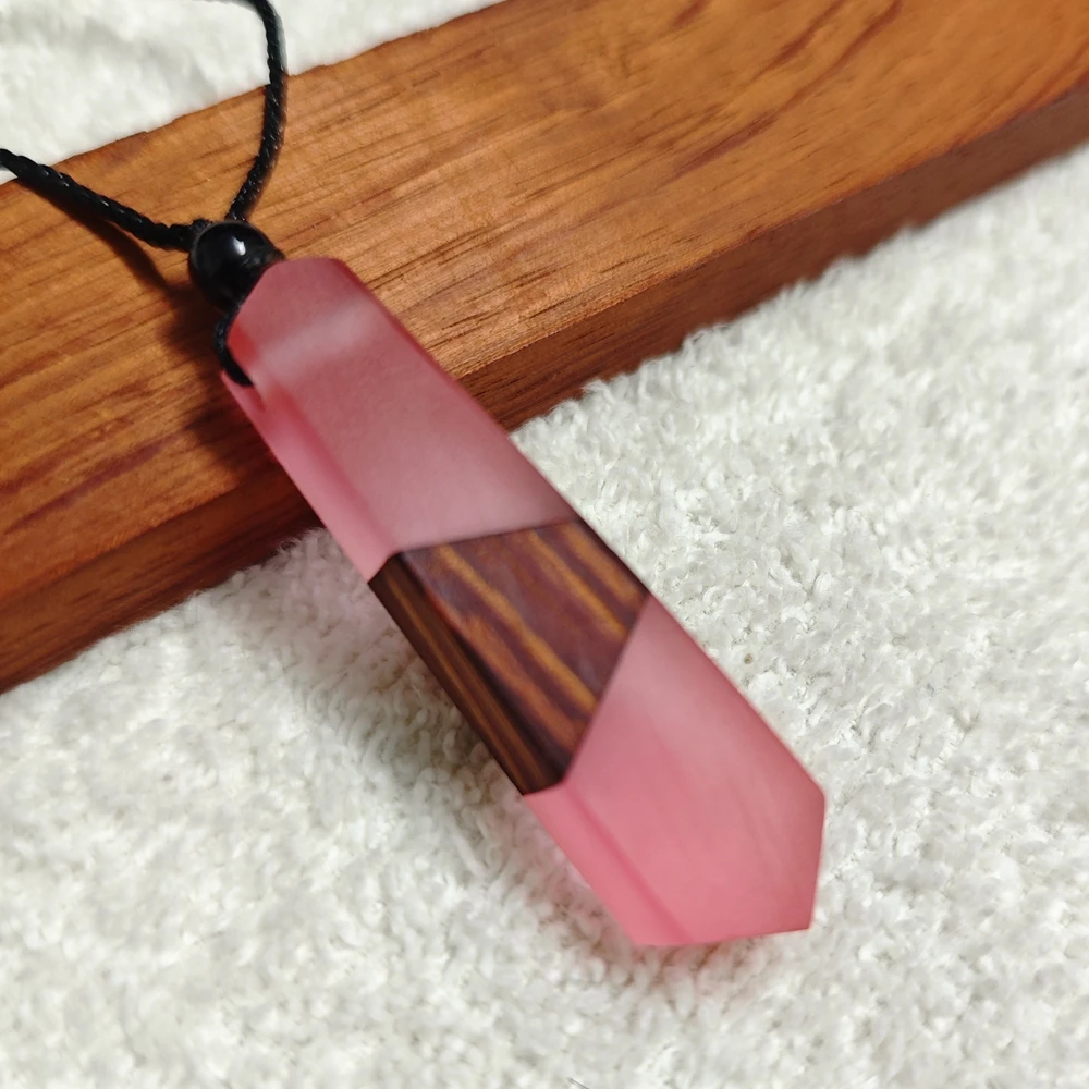 مصنوعات يدوية من الراتنج الخشبي، ومعلقات مخصصة، وقلائد، وهدايا