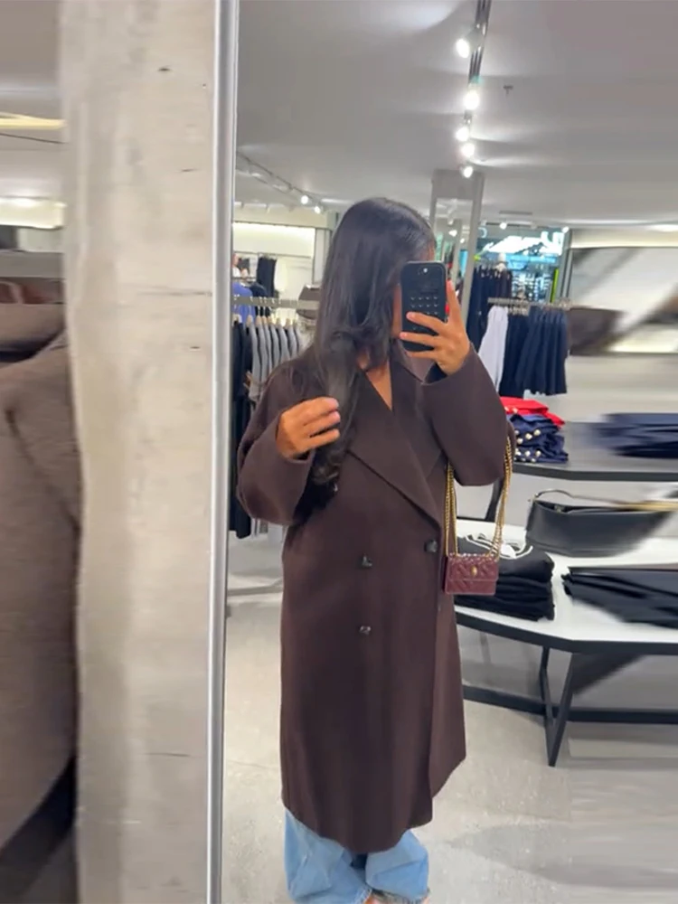 Elegancki płaszcz damski z klapami, jednolity kolor, długi, luźny, dwurzędowy, z długim rękawem, odzież wierzchnia, jesień-zima 2025, styl miejski, do pracy.